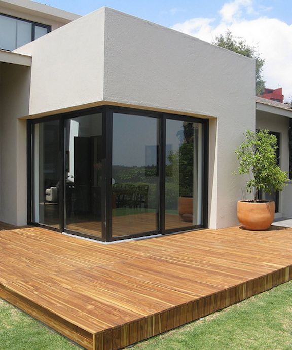 Proteak Deck for a Home with White Stucco Exterior